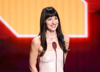Dakota Johnson Sparkles While Giving Taylor Swift An Award at The 2026 MTV VMAs