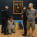 Dos turistas alemanes, detenidos tras colgar sus cuadros en el Louvre junto a la 'Mona Lisa'