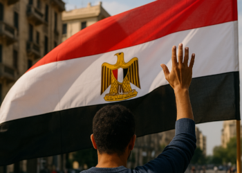 Hamza Abdelkarim levanta la mano con Egipto