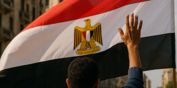 Hamza Abdelkarim levanta la mano con Egipto