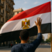 Hamza Abdelkarim levanta la mano con Egipto