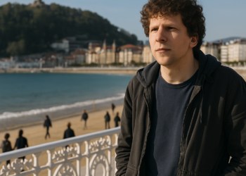 El actor y director Jesse Eisenberg muestra su “amor por la interpretación” y hace reír a San Sebastián con ‘The Debut’