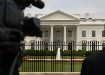 Ordena juez restablecer acceso a medios a Casa Blanca