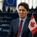 La sonrisa incómoda del primer ministro de Canadá a unos gritos dentro del Parlamento Europeo