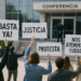 Protestan en evento de CSP; 'ahorita los atiendo', responde