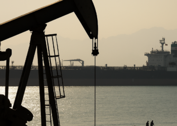 Petróleo cae 1% tras reportes sobre posible reapertura del estrecho de Ormuz por parte de Irán