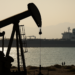 Petróleo cae 1% tras reportes sobre posible reapertura del estrecho de Ormuz por parte de Irán