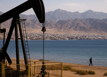 Petróleo cierra con caídas de 3% ante señales de recuperación de los flujos en Oriente Medio