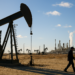 El precio del petróleo superó los 100 dólares ante la escalada de ataques entre EEUU e Irán en el estrecho de Ormuz