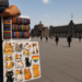 Entre pulseras y stickers, llenan el Zócalo para El Grito