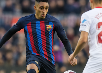 Raphinha firma triplete, Barcelona remonta al Sevilla y se afianza como líder de LaLiga