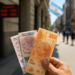 ¿Por qué el dólar fuerte no alcanza para explicar la depreciación del peso?