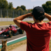 Sainz suelta toda la tensión sobre la pista de pádel antes del debut en Madrid