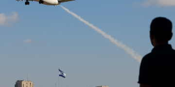 Intentan estrellar avión comercial; acusa Netanyahu ataque