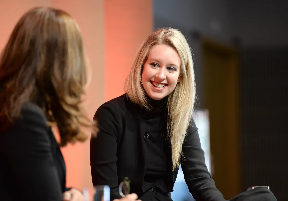 Un impactante documental sobre Elizabeth Holmes sorprende en Telluride.
