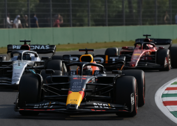 Verstappen rompe al impoluto Russell y Sainz se asoma al top-10