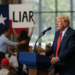 Interrumpen manifestantes discurso de Trump en Texas