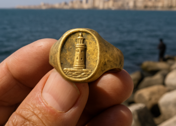 El anillo con el dibujo del Faro de Alejandría.