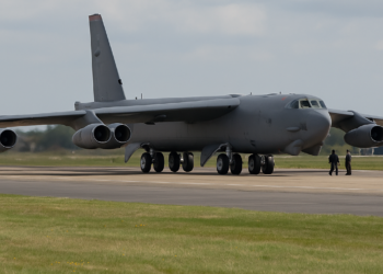 Estados Unidos retira con urgencia sus bombarderos de la base británica de Fairford