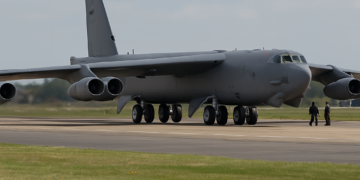 Estados Unidos retira con urgencia sus bombarderos de la base británica de Fairford