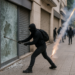 Vandalizan encapuchados negocios; lanzan cohetones en Zócalo