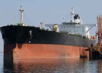 Irak afirma haber transportado 2 millones de barriles de crudo a través del estrecho de Ormuz