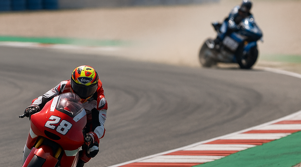 Izan Guevara aprovecha una avería de Manu González para apretar Moto2