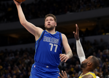 Las locuras de Doncic con los Lakers: canasta desde 18 metros, triple desde el logo, técnica... y 23 puntos