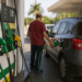 Lula elimina temporalmente los impuestos a la gasolina en Brasil a dos semanas del balotaje