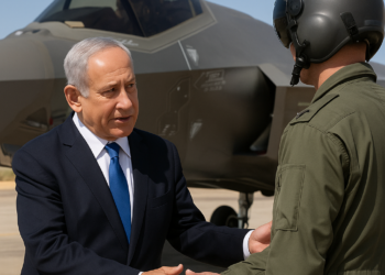 Netanyahu le dijo al piloto de Flydubai que lo considera “un héroe del mundo” y lo invitó al Día de la Independencia israelí