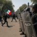 Se confrontan policías y manifestantes en Metro Tlatelolco