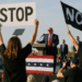 Manifestantes intentan reventar un mitin de Trump en Texas, uno con una camiseta de la selección española