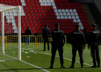 El Rayo Vallecano habla de "atentado planificado" tras la suspensión del partido ante el Athletic