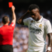 La reacción de Vinicius tras la roja: se lo llevan entre tres, pantalla de Rüdiger al árbitro y gesto de Endrick