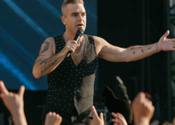 Es Robbie Williams un showman total ante 18 mil fans