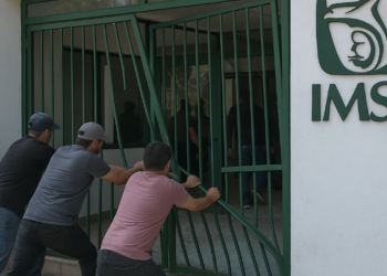 Derriban puerta e irrumpen en sede sindical del IMSS