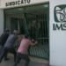 Derriban puerta e irrumpen en sede sindical del IMSS