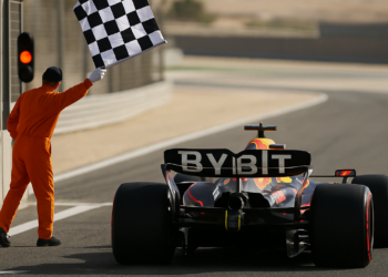 Logra Verstappen su primera pole de la temporada en Bahréin