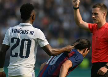 Expulsan a Vinicius por jalar del pelo a rival