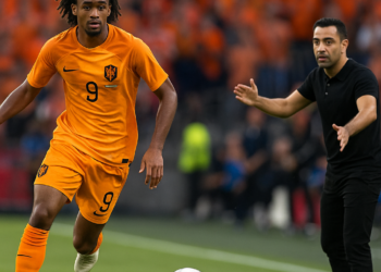 Zirkzee rescata a Xavi y mantiene a su 'Oranje' invicta